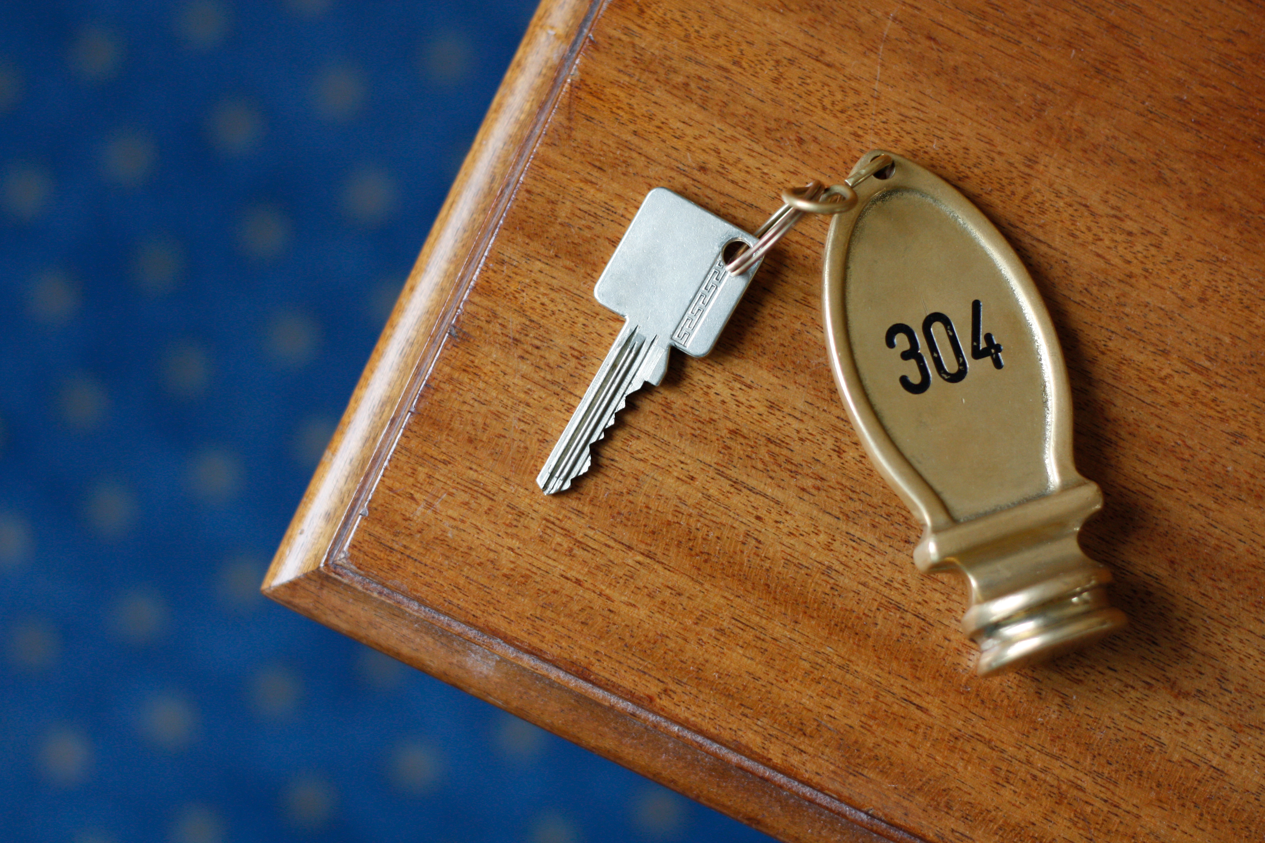 The keys were on the table. Ключи в гостинице. Ключи от номеров в гостинице. Ключ от номера в отеле. Ключ от гостиничного номера.