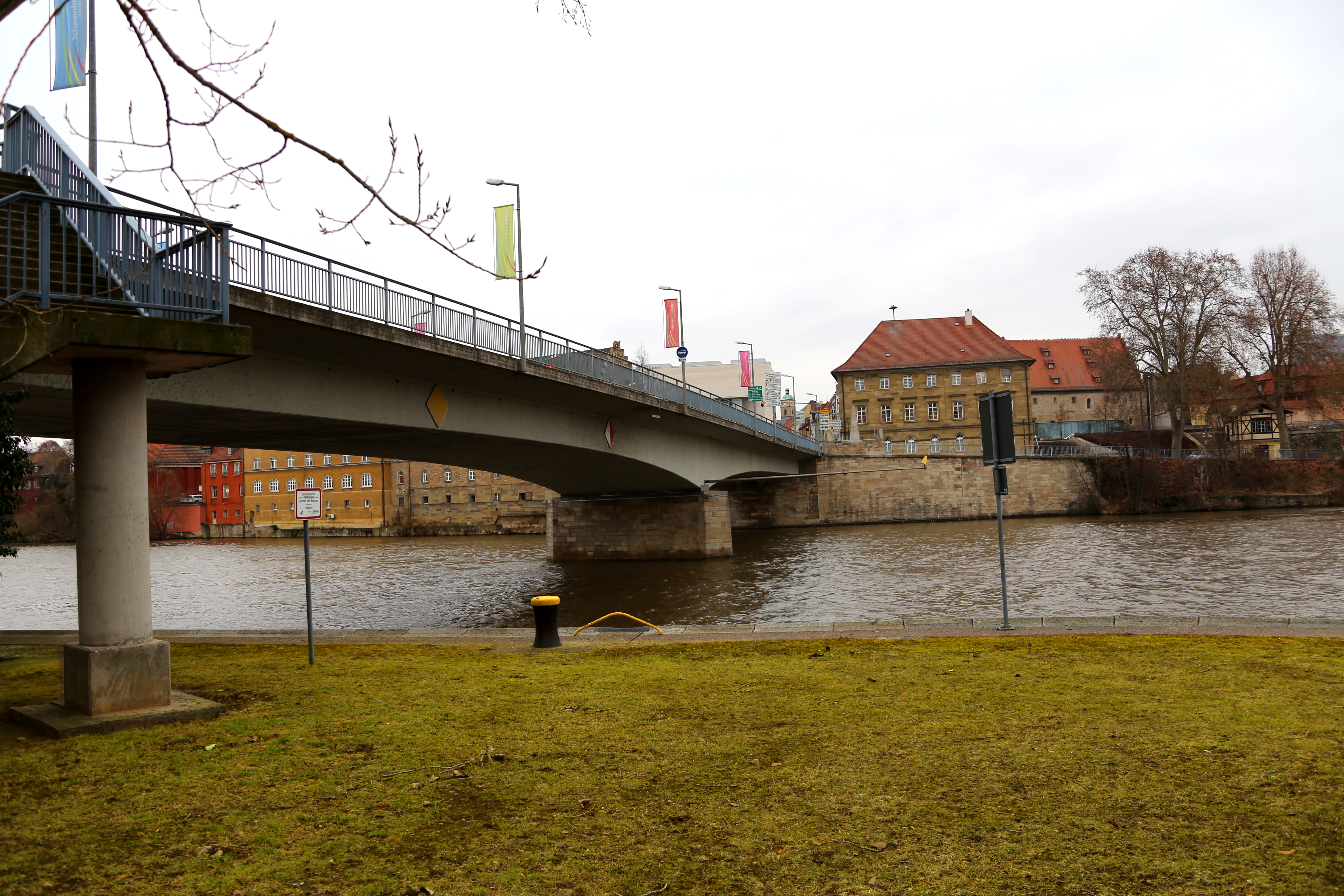 Schweinfurt: Maxbrücke einseitig gesperrt