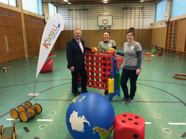 Landrat Thomas Bold und KIKIBU-Team - Bild Lena Pfister