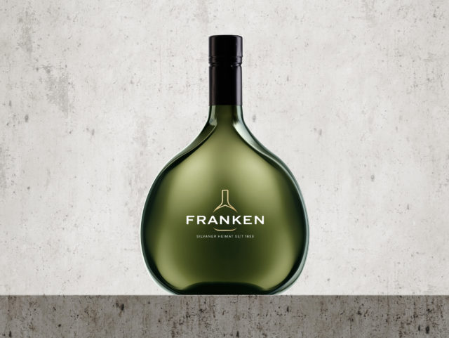Der Frankenwein, hier im ikonischem Bocksbeutel PS, ist bald auch in Chi...