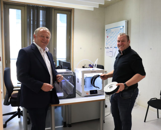 Pressefoto 3D Druck Landrat Bold (l) Jürgen Bischoff (r) - Foto von Moritz Hüfner (LRA KG)