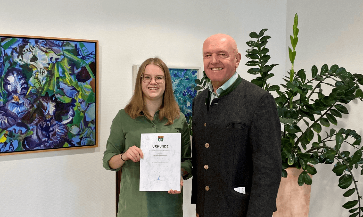 Rhön-Grabfeld: Erfolgreicher Ausbildungsabschluss für Sarah Beck am Landratsamt Rhön-Grabfeld