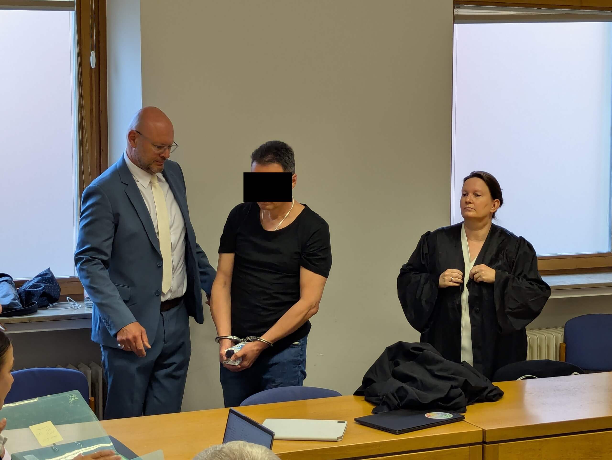 Schweinfurt: Frau mit Hammer geschlagen und in Kofferraum gesteckt – Mann steht zu Taten